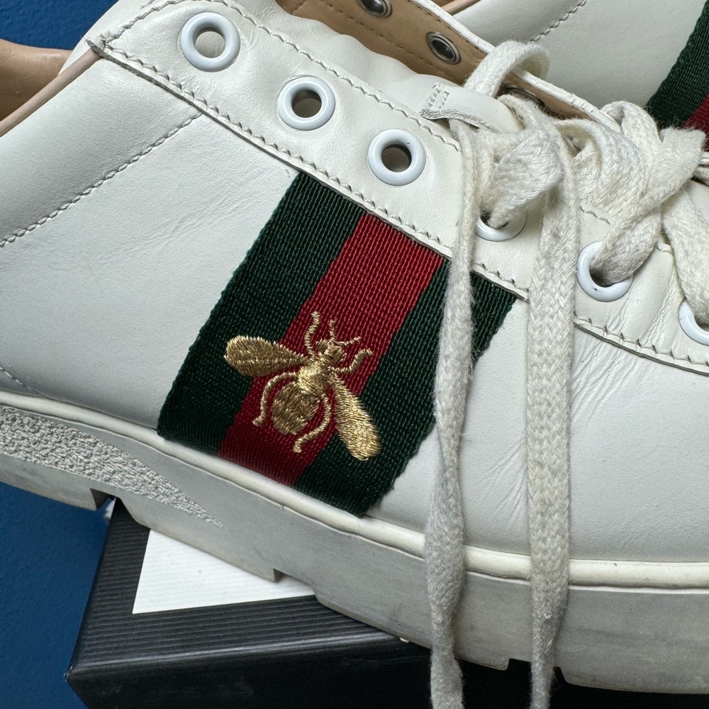 GUCCI 
Calfskin Web Bee Embroidered Womens Ace Platform Sneakers 11 White